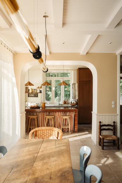 Залитый солнцем жизнерадостный интерьер прекрасной виллы на атлантическом побережье франции Залитый солнцем жизнерадостный интерьер прекрасной виллы на атлантическом побережье франции