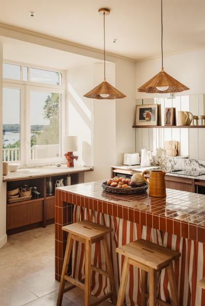 Залитый солнцем жизнерадостный интерьер прекрасной виллы на атлантическом побережье франции Залитый солнцем жизнерадостный интерьер прекрасной виллы на атлантическом побережье франции