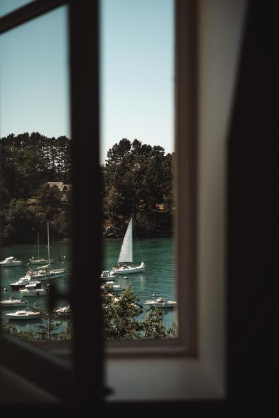 Залитый солнцем жизнерадостный интерьер прекрасной виллы на атлантическом побережье франции Залитый солнцем жизнерадостный интерьер прекрасной виллы на атлантическом побережье франции