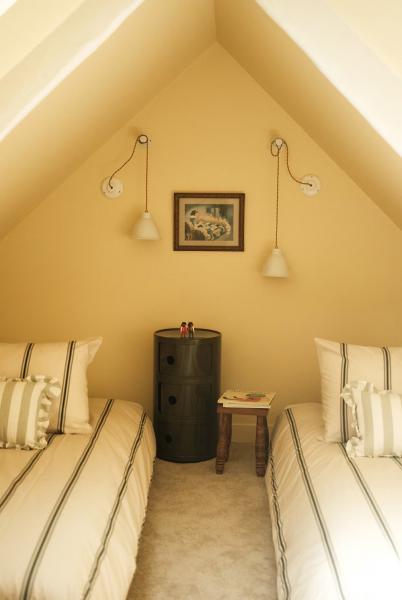 Залитый солнцем жизнерадостный интерьер прекрасной виллы на атлантическом побережье франции Залитый солнцем жизнерадостный интерьер прекрасной виллы на атлантическом побережье франции