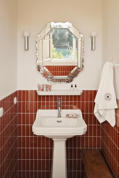 Залитый солнцем жизнерадостный интерьер прекрасной виллы на атлантическом побережье франции Залитый солнцем жизнерадостный интерьер прекрасной виллы на атлантическом побережье франции