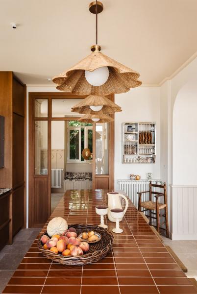 Залитый солнцем жизнерадостный интерьер прекрасной виллы на атлантическом побережье франции Залитый солнцем жизнерадостный интерьер прекрасной виллы на атлантическом побережье франции