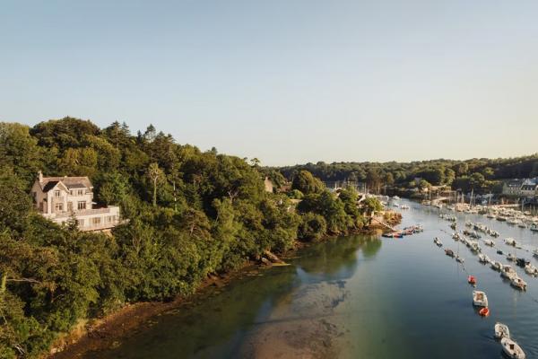 Залитый солнцем жизнерадостный интерьер прекрасной виллы на атлантическом побережье франции Залитый солнцем жизнерадостный интерьер прекрасной виллы на атлантическом побережье франции