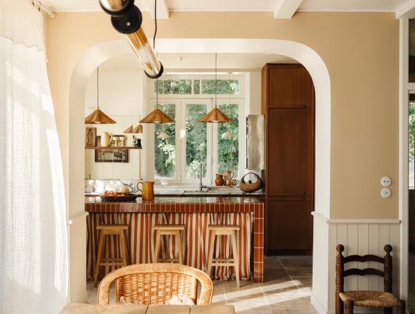 Залитый солнцем жизнерадостный интерьер прекрасной виллы на атлантическом побережье франции Залитый солнцем жизнерадостный интерьер прекрасной виллы на атлантическом побережье франции