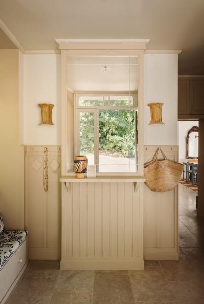 Залитый солнцем жизнерадостный интерьер прекрасной виллы на атлантическом побережье франции Залитый солнцем жизнерадостный интерьер прекрасной виллы на атлантическом побережье франции