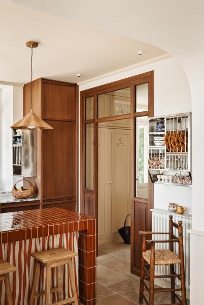 Залитый солнцем жизнерадостный интерьер прекрасной виллы на атлантическом побережье франции Залитый солнцем жизнерадостный интерьер прекрасной виллы на атлантическом побережье франции