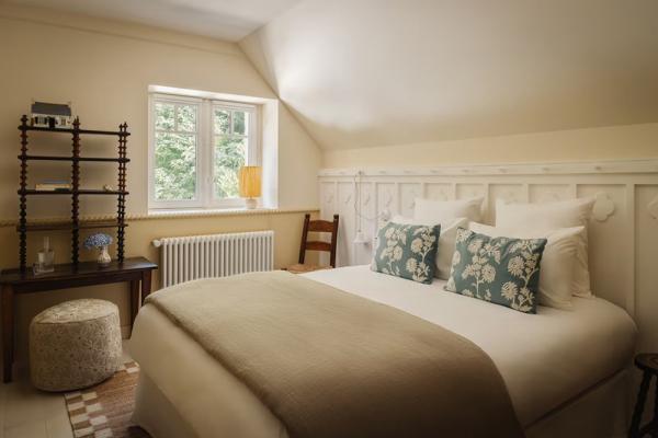 Залитый солнцем жизнерадостный интерьер прекрасной виллы на атлантическом побережье франции Залитый солнцем жизнерадостный интерьер прекрасной виллы на атлантическом побережье франции