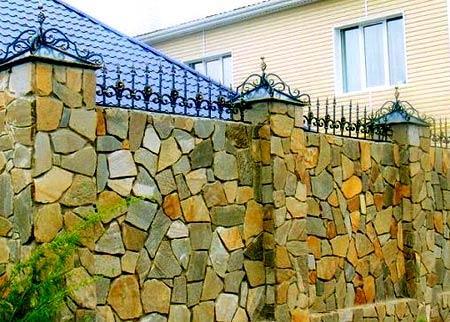 Строительство забора из камня Строительство забора из камня