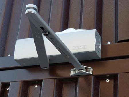 Калитки из профнастила с элементами ковки Калитки из профнастила с элементами ковки