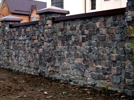 Строительство забора из камня Строительство забора из камня