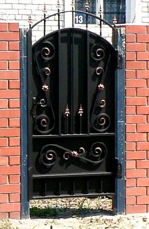 Калитки из профнастила с элементами ковки Калитки из профнастила с элементами ковки