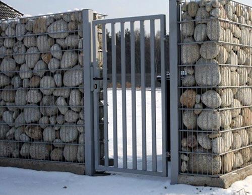 Заборы из камня в сетке Заборы из камня в сетке