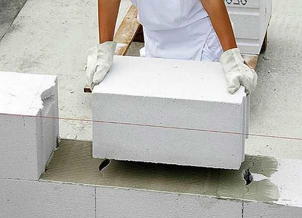 Дома из газобетонных и газосиликатных блоков: особенности строительства Дома из газобетонных и газосиликатных блоков: особенности строительства