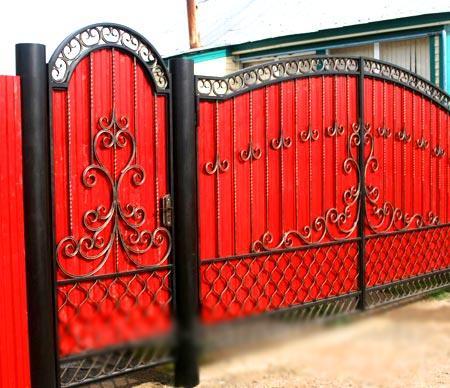 Калитки из профнастила с элементами ковки Калитки из профнастила с элементами ковки