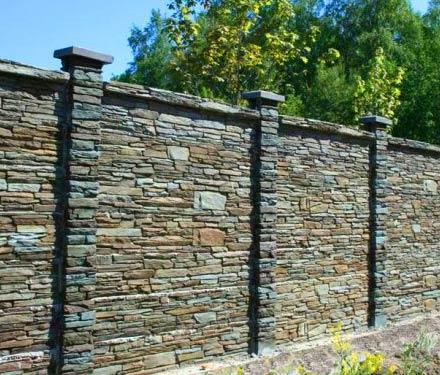 Строительство забора из камня Строительство забора из камня