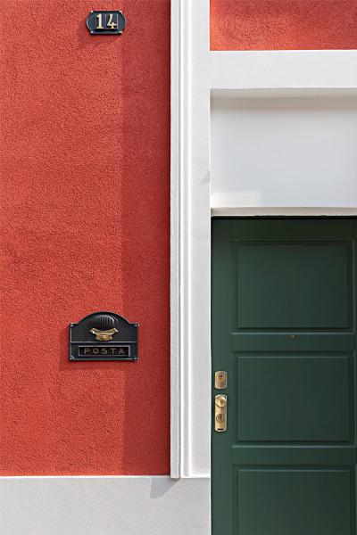 Чистые линии и яркий декор: современный интерьер очаровательного таунхауса в милане Чистые линии и яркий декор: современный интерьер очаровательного таунхауса в милане