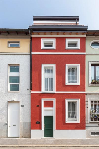 Чистые линии и яркий декор: современный интерьер очаровательного таунхауса в милане Чистые линии и яркий декор: современный интерьер очаровательного таунхауса в милане