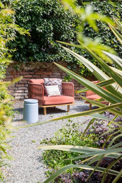 Чистые линии и яркий декор: современный интерьер очаровательного таунхауса в милане Чистые линии и яркий декор: современный интерьер очаровательного таунхауса в милане