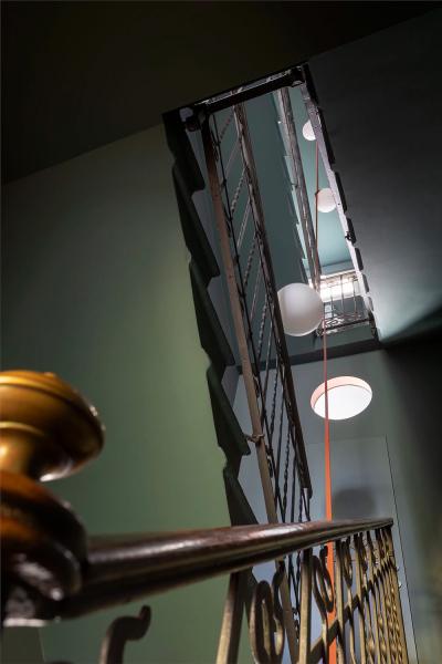 Чистые линии и яркий декор: современный интерьер очаровательного таунхауса в милане Чистые линии и яркий декор: современный интерьер очаровательного таунхауса в милане