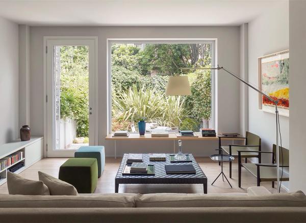 Чистые линии и яркий декор: современный интерьер очаровательного таунхауса в милане Чистые линии и яркий декор: современный интерьер очаровательного таунхауса в милане