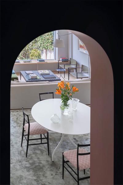 Чистые линии и яркий декор: современный интерьер очаровательного таунхауса в милане Чистые линии и яркий декор: современный интерьер очаровательного таунхауса в милане