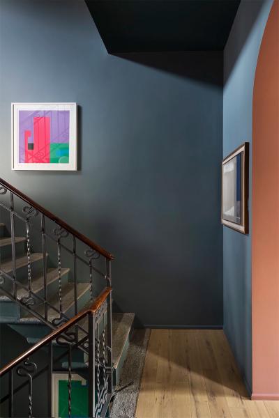 Чистые линии и яркий декор: современный интерьер очаровательного таунхауса в милане Чистые линии и яркий декор: современный интерьер очаровательного таунхауса в милане