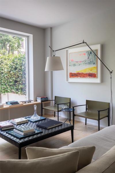 Чистые линии и яркий декор: современный интерьер очаровательного таунхауса в милане Чистые линии и яркий декор: современный интерьер очаровательного таунхауса в милане