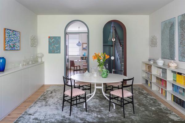 Чистые линии и яркий декор: современный интерьер очаровательного таунхауса в милане Чистые линии и яркий декор: современный интерьер очаровательного таунхауса в милане