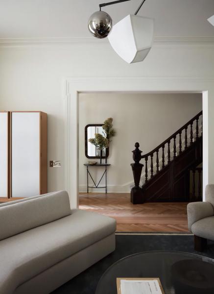 Чистые линии и стильные контрасты: элегантный таунхаус в нью-йорке Чистые линии и стильные контрасты: элегантный таунхаус в нью-йорке