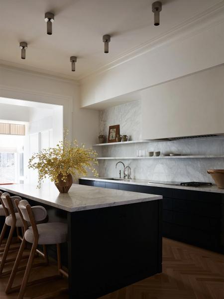 Чистые линии и стильные контрасты: элегантный таунхаус в нью-йорке Чистые линии и стильные контрасты: элегантный таунхаус в нью-йорке