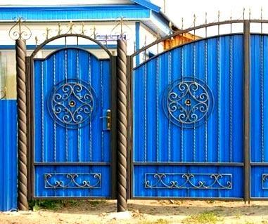 Калитки из профнастила с элементами ковки Калитки из профнастила с элементами ковки