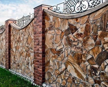 Строительство забора из камня Строительство забора из камня