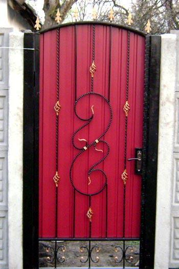 Калитки из профнастила с элементами ковки Калитки из профнастила с элементами ковки