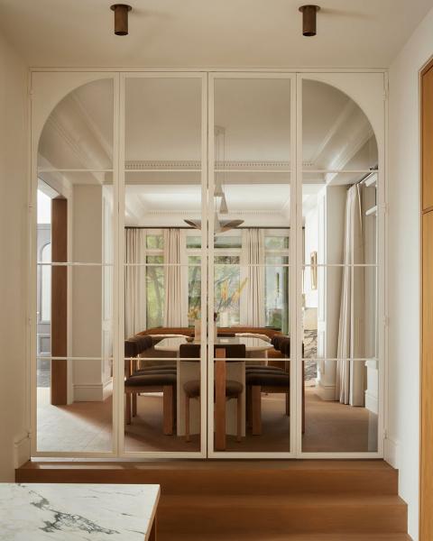 Модный интерьер таунхауса в торонто для семейной пары со взрослыми детьми Модный интерьер таунхауса в торонто для семейной пары со взрослыми детьми