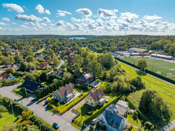 Новый коттедж в швеции, стилизованный под традиционный скандинавский домик Новый коттедж в швеции, стилизованный под традиционный скандинавский домик