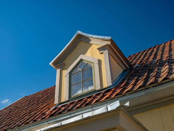 Новый коттедж в швеции, стилизованный под традиционный скандинавский домик Новый коттедж в швеции, стилизованный под традиционный скандинавский домик