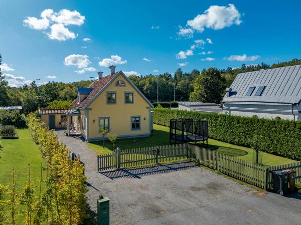 Новый коттедж в швеции, стилизованный под традиционный скандинавский домик Новый коттедж в швеции, стилизованный под традиционный скандинавский домик