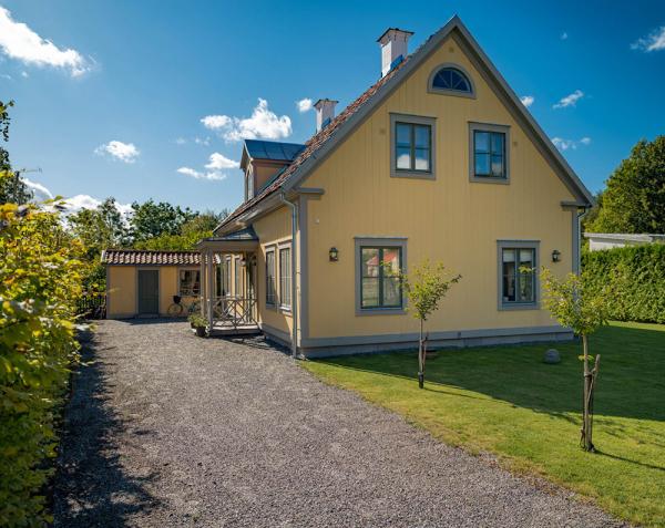 Новый коттедж в швеции, стилизованный под традиционный скандинавский домик Новый коттедж в швеции, стилизованный под традиционный скандинавский домик