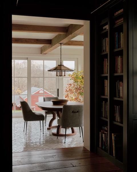 Оживить, но не стереть историю: очарование старой фермы в гудзонской долине Оживить, но не стереть историю: очарование старой фермы в гудзонской долине