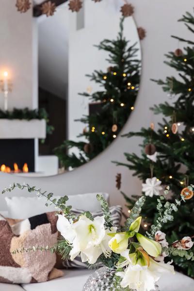 Тот же интерьер, но с нарядным декором: знакомая квартира в стокгольме Тот же интерьер, но с нарядным декором: знакомая квартира в стокгольме