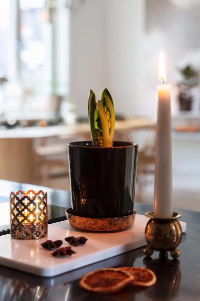 Тот же интерьер, но с нарядным декором: знакомая квартира в стокгольме Тот же интерьер, но с нарядным декором: знакомая квартира в стокгольме