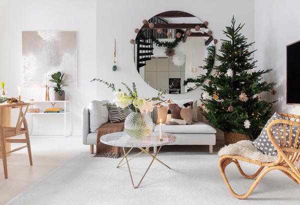 Тот же интерьер, но с нарядным декором: знакомая квартира в стокгольме Тот же интерьер, но с нарядным декором: знакомая квартира в стокгольме