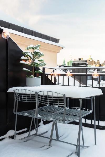 Тот же интерьер, но с нарядным декором: знакомая квартира в стокгольме Тот же интерьер, но с нарядным декором: знакомая квартира в стокгольме