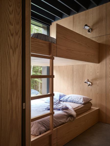 Затерянный в канадских лесах: современный домик для полного уединения Затерянный в канадских лесах: современный домик для полного уединения