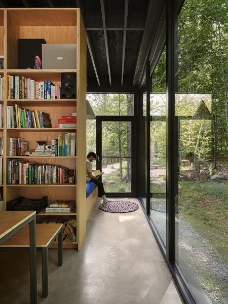 Затерянный в канадских лесах: современный домик для полного уединения Затерянный в канадских лесах: современный домик для полного уединения