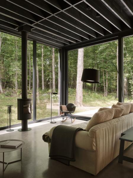 Затерянный в канадских лесах: современный домик для полного уединения Затерянный в канадских лесах: современный домик для полного уединения