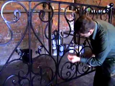 Забор с элементами художественной ковки Забор с элементами художественной ковки