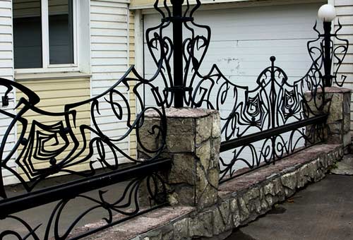 Забор с элементами художественной ковки Забор с элементами художественной ковки
