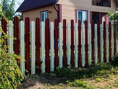 Заборы из евроштакетника Заборы из евроштакетника