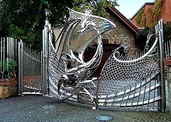Забор с элементами художественной ковки Забор с элементами художественной ковки
